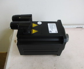 Сервомотор
MV0000054704
Synchron-Servomotor
Stillstandsstrom 7,67 A
Nennstrom 6,90 A
Stillstandsmoment 11,10 Nm
Motormoment 9,70 Nm
Motordrehzahl 3000 1/min
Motorleistung 3,05 kW
Typenbezeichnung EZ Motor EZ503UDFPQ0O119
Kühlart Konvektionskühlung IC
Abtriebsseite MGS #115 PR 105 LK 130
Wellenausführung RC4, Ø14
Antriebsreglerhersteller STÖBER kompatibel
Antriebsreglerzuordnung Fremd-Antriebsregler con.23
Zwischenkreisspannung 540V Zwischenkreisspannung
Antriebsreglertyp / Anschluss MDS/SDS 5 / kompatibel
Anschlussplan 442321
Encoderart EnDat Multiturn digital
Encodertyp Ind. 2.1 EQI 1130
Nenndrehzahl nN 3000 1/min 540V (KEM=119)
Steckerart Winkel drehbar
Gegenstecker Ohne Gegenstecker
Leistungsanschluss Steckverbinder 8-polig con.23
Position der Steckverbinder 270°
Thermischer Wicklungsschutz PTC im Leistungsanschluss
Umgebungstemperatur -15 bis +40°C Standard
Thermische Klasse (VDE 0530) 155 F
Schutzart (EN 60529) IP56 (EN 60529)
Design STÖBER Logo / Motorfarbe
Massenträgheit Dynamikausführung
Betriebsart Servomotoren S1 Operating
Ritzel 88730
Modul 1
Zähne 31
Schrägungswinkel 24°
Flankenrichtung Rechts
Lackierung K / 1-Schicht-Lackierung
Farbe RAL 9005 tiefschwarz
Lackieroptionen Abtrieb nicht lackiert STOEBER ANTRIEBSTECHNIK / Stöber, Stoeber, Stober